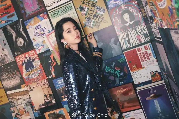 欧阳娜娜 | 《乐队的夏天》穿搭造型,亮片西服外套搭配黑色马丁靴