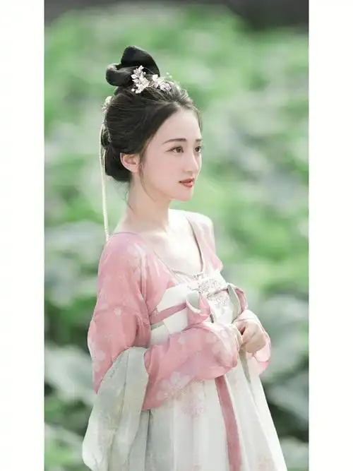 第一次穿汉服还自己搞了发型丨荷花丨苏梅叶