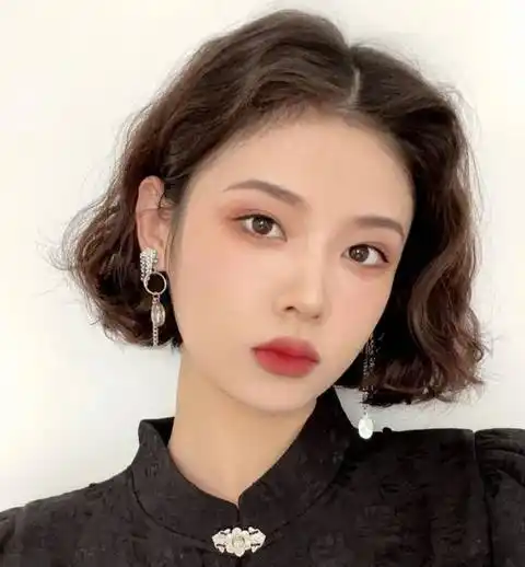 适合瓜子脸的短发女学生4