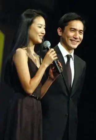 董洁穿小黑裙和梁朝伟同框,真养眼