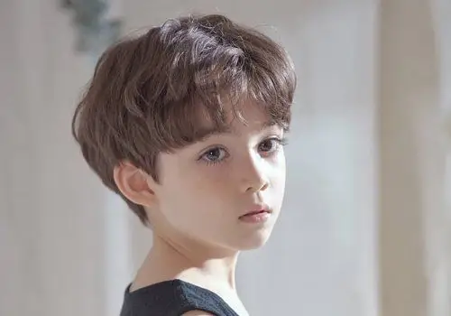 寸头阳光蘑菇头呆萌打造时尚少年 2020年十二岁男孩百变短发造型_发型