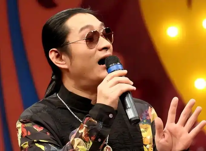 歌手黄安身穿日本投降服霸气喊话佩洛西表明自己的强硬立场