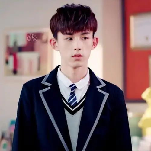 郭俊辰可以把校服焊身上吗##郭俊辰16岁校服照好青涩