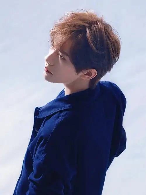 易烊千玺飘雪侧颜