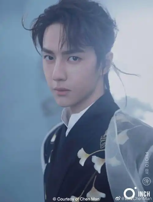 王一博国风大片曝光 穿古装手持折扇变翩翩公子