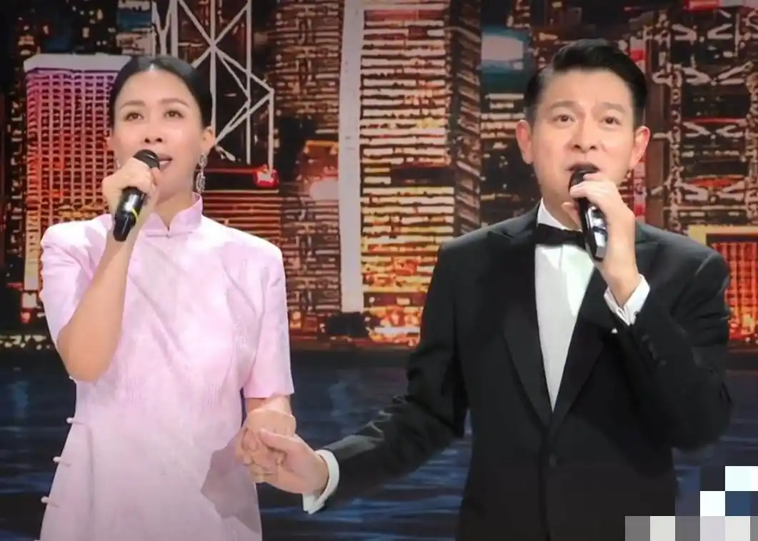 原创天王天后罕见同框!那英刘德华时隔24年再合作,俩人牵手太般配