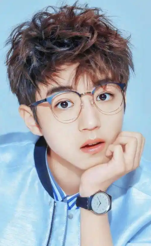 王俊凯撅嘴的时候都在比心,下巴可以出道了_形状_谎报年龄_瞬间