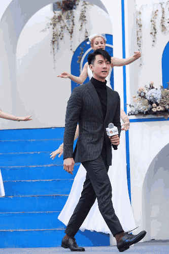 就是最近红遍半边天的奶爸 吴尊啦