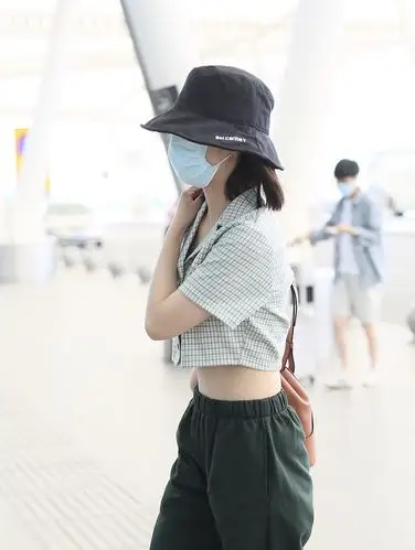 李沁穿露脐装秀性感小腰 工装裤配马丁靴又甜又a