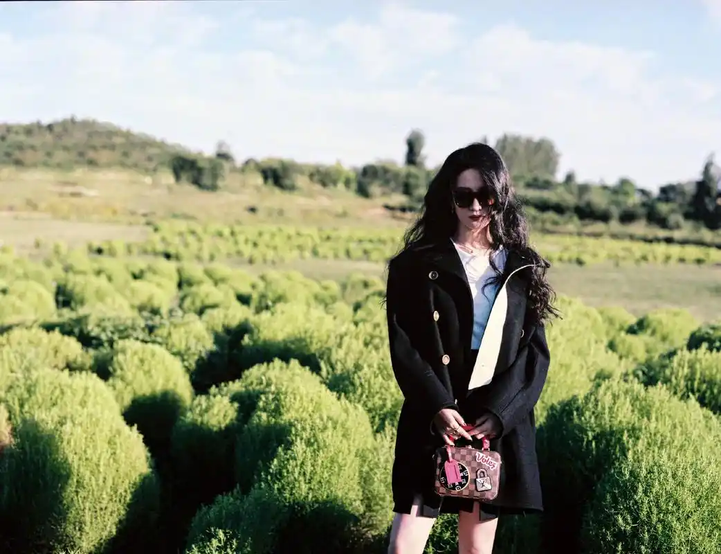 刘亦菲晒国庆假期出游照与狗狗优雅互动