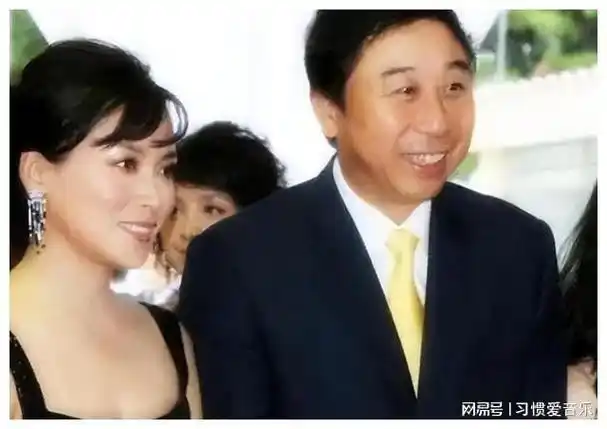 春晚钉子户冯巩老婆首曝光低调好看不输女星结婚至今恩爱如初