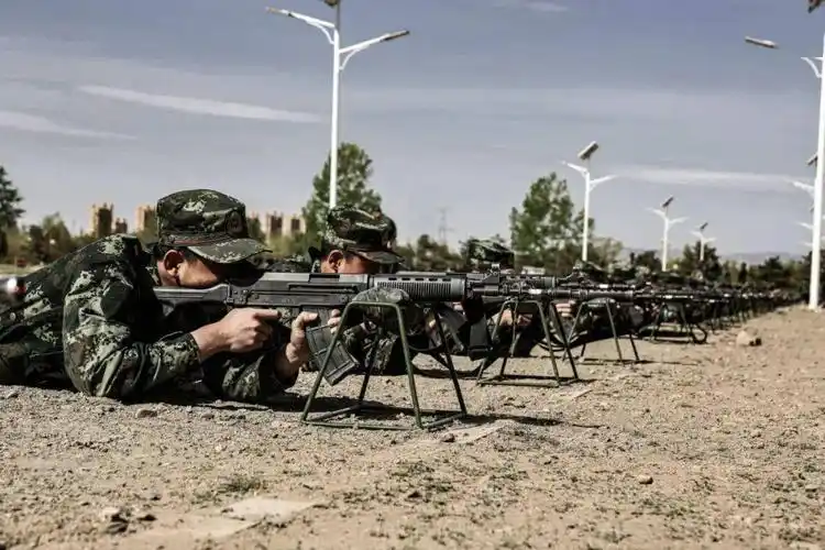 熟练操作手中武器是军人的基础技能胸中激情似火,看我亮剑沙场班长