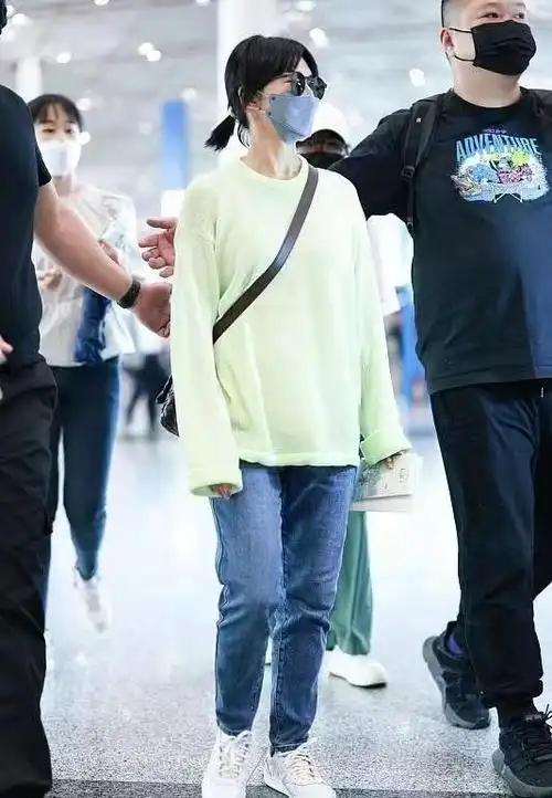 孙燕姿被大批粉丝追捧,素颜皮肤黝黑脸还肿,打扮清新却暴露年龄