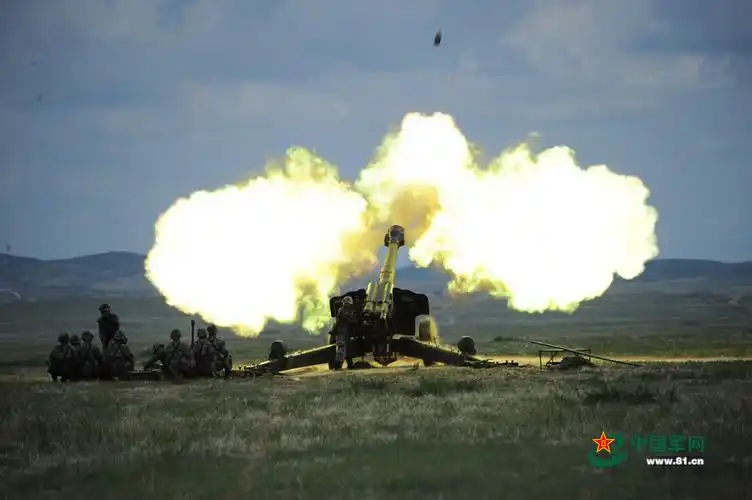 解放军多款火炮开火瞬间抓拍:雷霆万钧