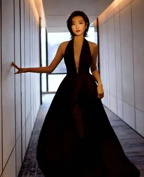 万茜的美貌可不低调,一袭深v黑裙现身红毯,优雅惊艳!_身材_黑色_造型