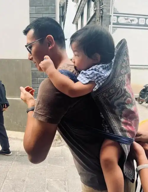 朱珠晒全家游大理,体验扎染却被质疑摆拍,老公背女儿画风接地气|李现