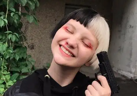 主流女生阴阳头染发个性前卫 叛逆少女大胆吸睛染发新流行 - 发型设计