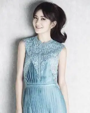 谢娜现身机场捂得严严实实就剩一条缝,全程步履匆匆真是大忙人!