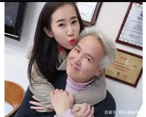 张庭林瑞阳疑出席"微商"活动,林瑞阳形同白发苍苍的"老太太"