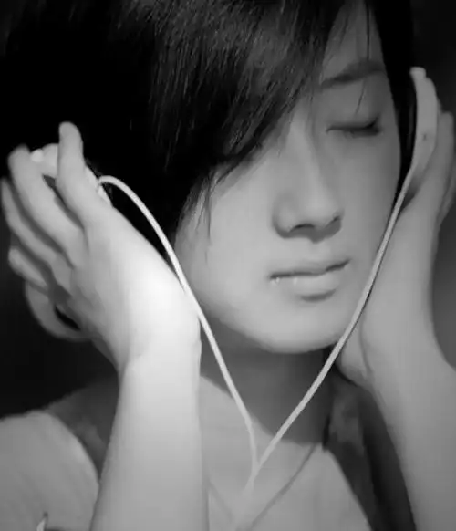 求一张 图片啊 一个人在两只手拿着耳机听音乐 最好加咬嘴唇 一定要很