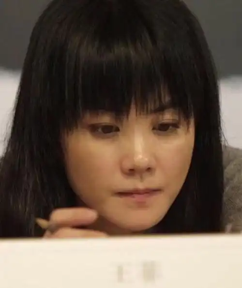 王菲13年前素颜照:披肩长发齐眉刘海黝黑皮肤,颜值不及张柏芝