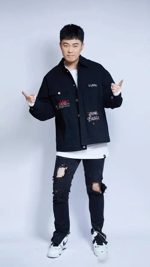 演员陈赫综艺感爆棚气氛担当来看写真照吧