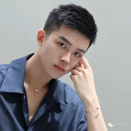 图片男生在夏季的发型,可以说是剪得越短就越好,这样可以保证绝对的