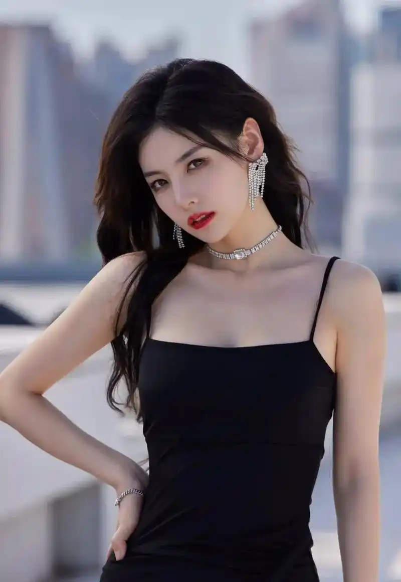 赵粤,穿黑色吊带内衣衬托的性感迷人