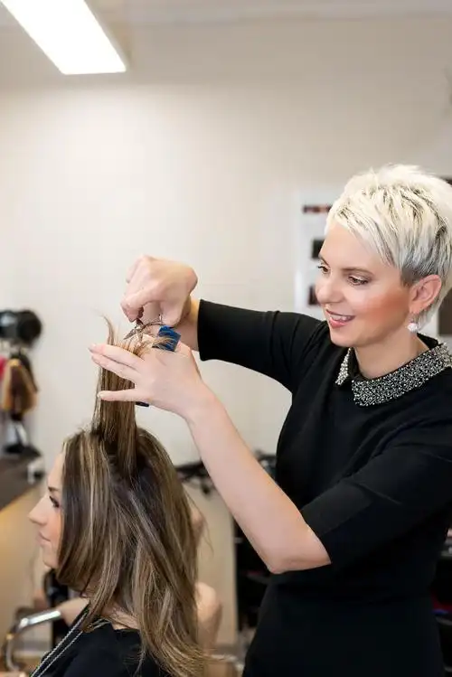 剪发理发的美女高清图片