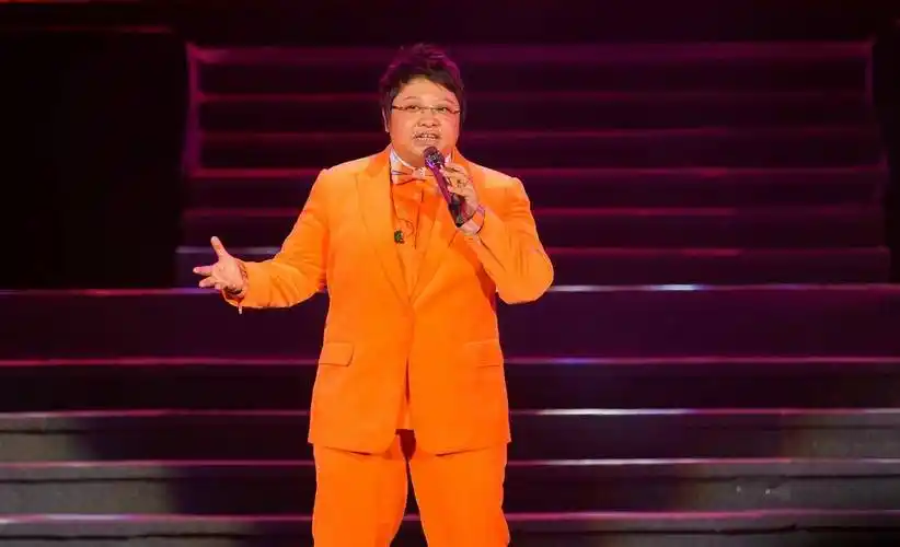 歌王韩红漂亮40斤后罕露面,外套变宽松腿好细,早年因打激素变胖_身体