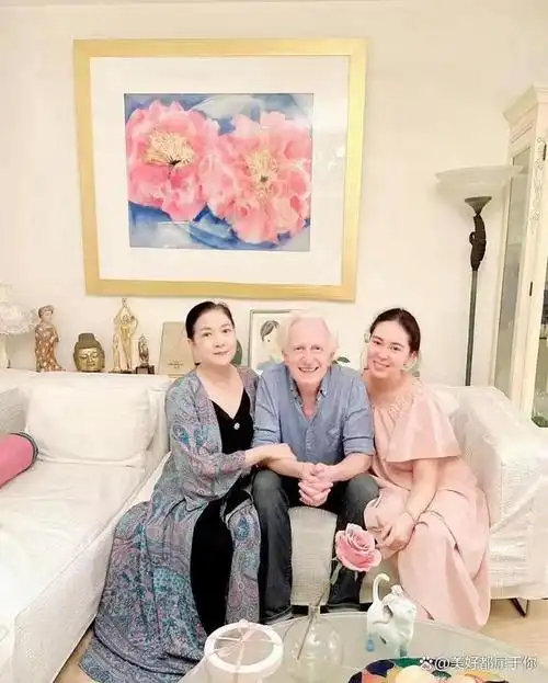 沈丹萍非常高兴.为了迎接女儿回归,她特地买了蛋糕和香槟庆祝.