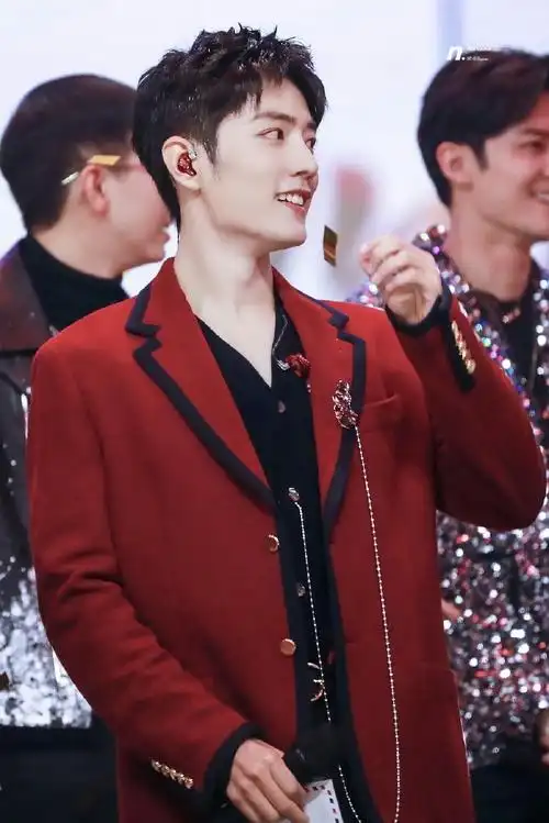 肖战7015东方卫视跨年演唱会红彤彤的战战2021要红红火火啊#综艺