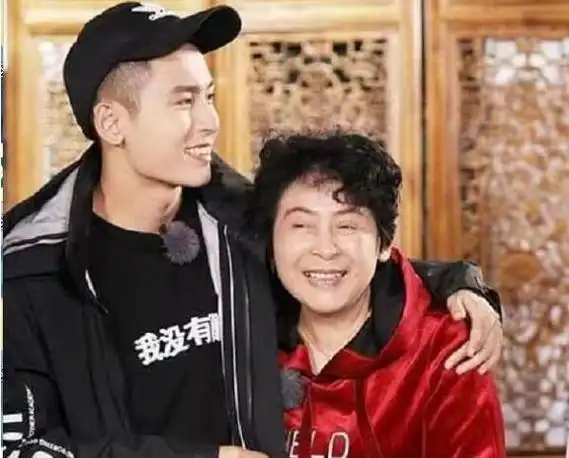 心疼张哲瀚家庭情况背景介绍系单亲家庭爸妈是离异的