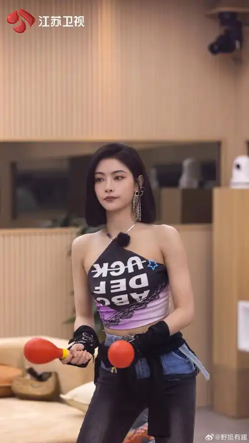 许佳琪秒扒舞##许佳琪的ootd是要去打碟了吗#美丽的@许佳琪kiki和