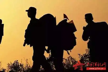 望着军人的背影,军属想说.