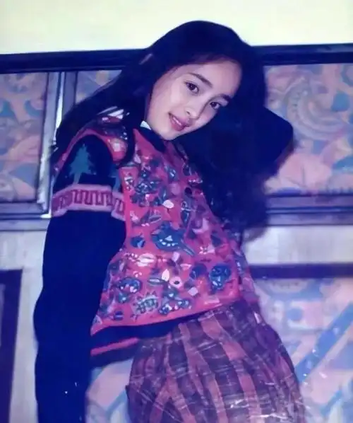 杨幂,大过年的,什刹海走起,糖葫芦安排上,怎么路人拍摄的照片都这样美