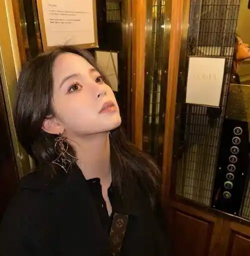 最近,三个姐妹带着母亲傅娟参加了芒果台的母女综艺节目,展示了欧阳一