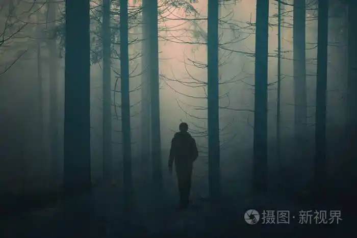 男子独自走在雾蒙蒙的农村雾蒙蒙的森林路上.使用的双重曝光