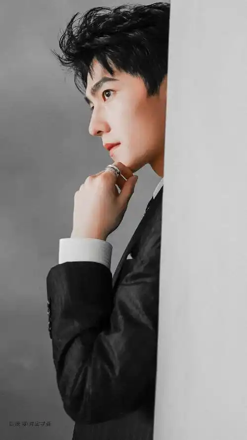 杨洋长发 黑西装就是坠叼的!同意的扣1不同意的扣眼睛!