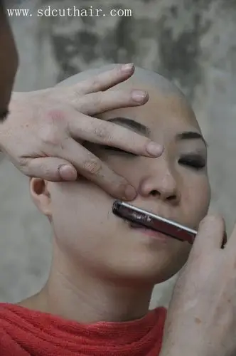 用剃刀给重庆mm刮光头-深度008#(25)