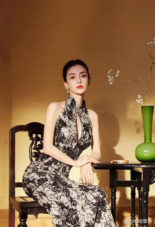 杨颖亮相上海时装周,身穿lefame高定的新中式旗袍造型超级加分,虽然