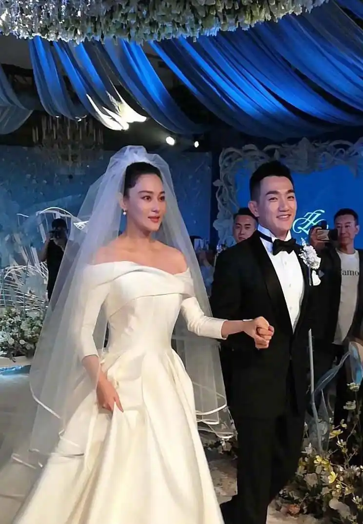 "军嫂"张馨予婚礼现场曝光 婚纱价格太亲民