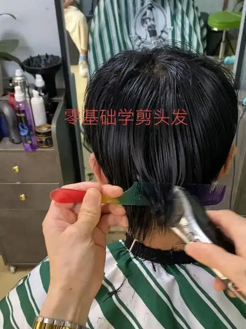 教你自己在家里给别人剪头发