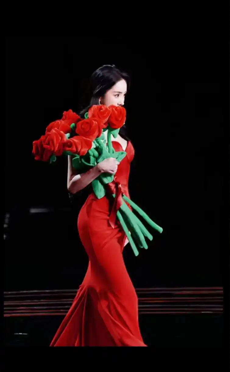 一身饱和度极高的谨慎鱼尾裙,曲线玲珑无懈可击!