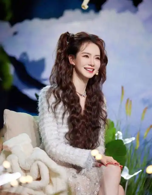 戚薇羊毛卷双马尾元气俏丽 穿v领毛绒裙甜辣十足_笑容_造型_整体