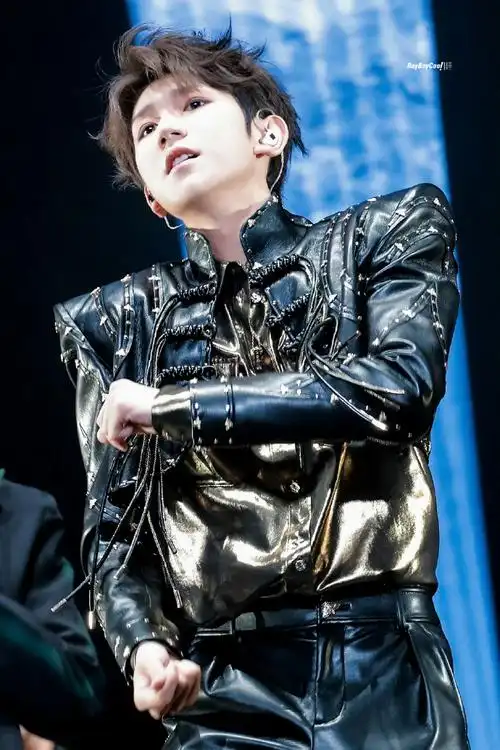 王源演唱会神图##王源白纱造型