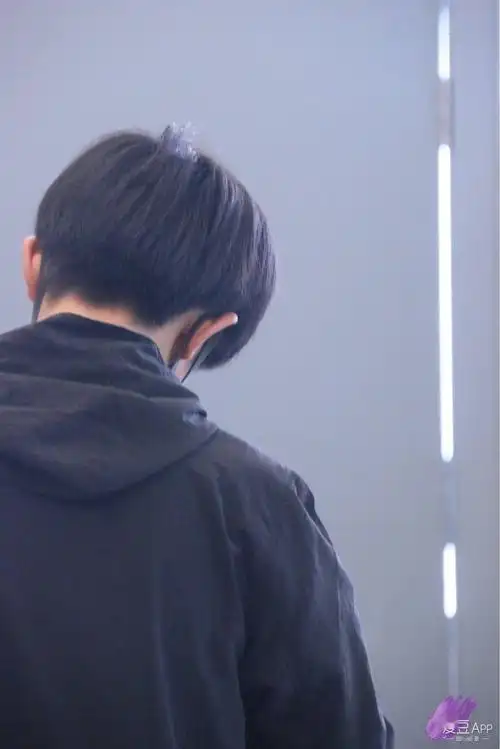 易烊千玺背影合集 又软又萌是奶烊