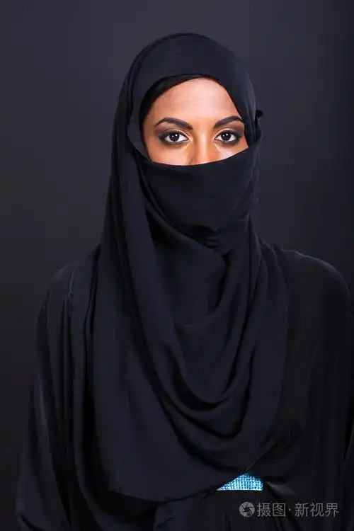 年轻的穆斯林女子在黑