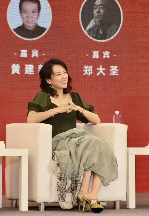 44岁章子怡生图美上热搜,戴全套翡翠绿钻石珠宝,又美又有钱_娘娘_状态