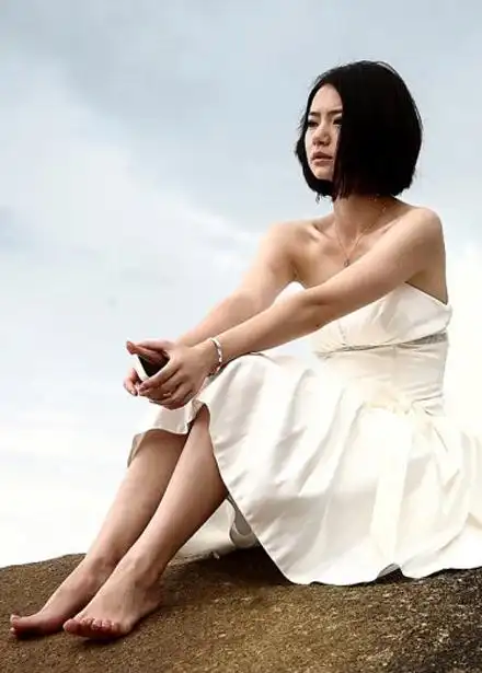 你是长在花堆当中的一株断肠草